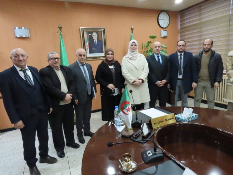 وزير الصحة يلتقي أعضاء النقابة الجزائرية للبيولوجيين في الصحة العمومية