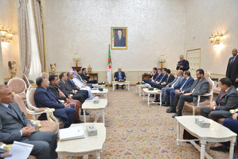 إبراهيم بوغالي يتسلم التقريرين المتعلقين بمراجعة المشروعين التمهيديين لقانوني الأحزاب السياسية والجمعيات