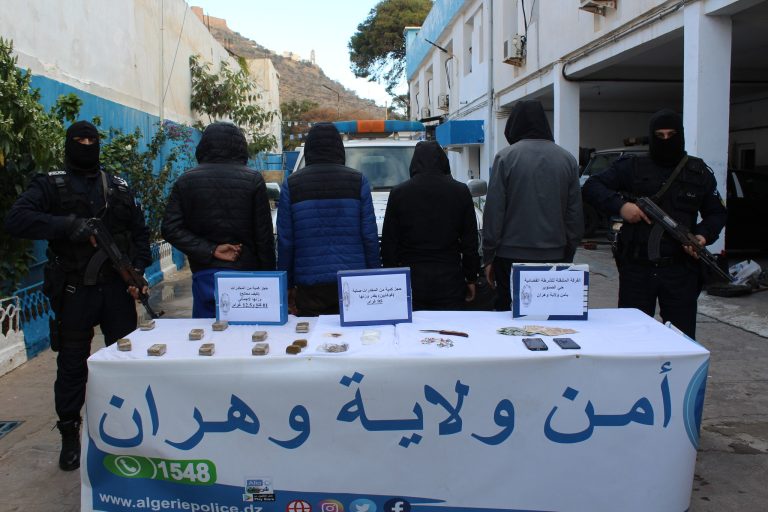 شرطة وهران توقف 04 أشخاص وتحجز أزيد من 01 كلغ من الكيف العالج