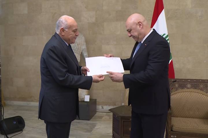 أحمد عطاف يُسلّم الرئيس اللبناني رسالة خطية من رئيس الجمهورية