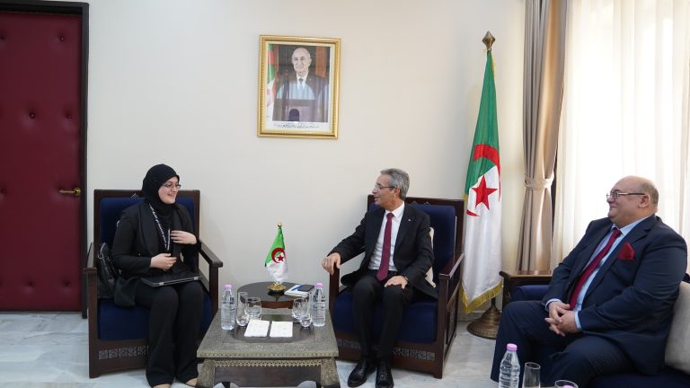 وزير الثقافة والفنون يستقبل المخترعة الجزائرية الشابة رونق رحماني في مجال الآثار