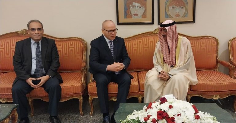 كاتب الدولة لدى وزير الطاقة المكلف بالطاقات المتجددة يجري محادثات مع وزير الكهرباء والماء والطاقة المتجددة الكويتي