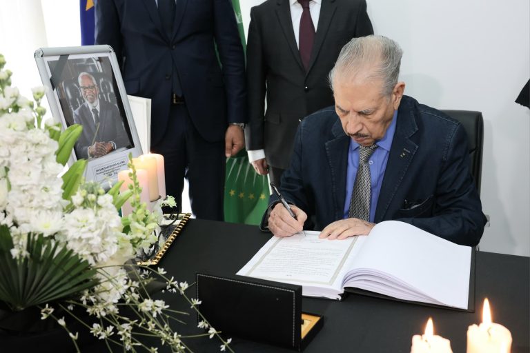 السيد صالح ڨوجيل يوقع على سجلّ التعازي إثر وفاة السيد سام شافيشونا نوجوما الأب المؤسس والرئيس الأسبق لجمهورية ناميبيا