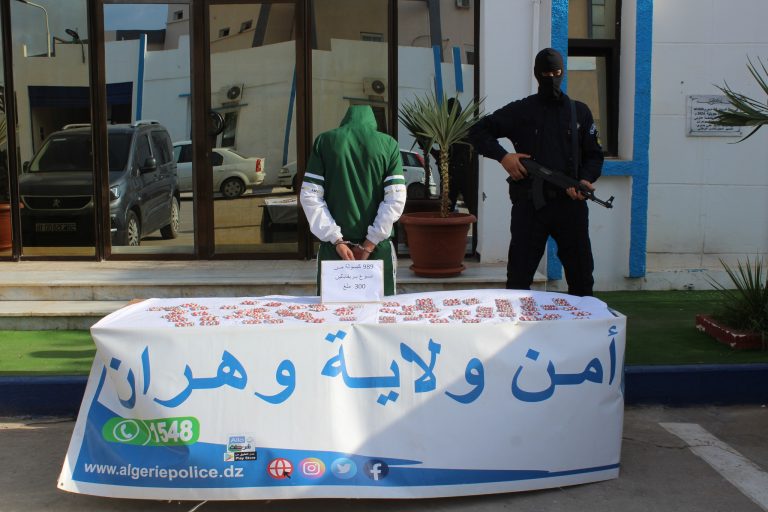 شرطة وهران توقف شخص وتحجز 989 قرص مهلوس