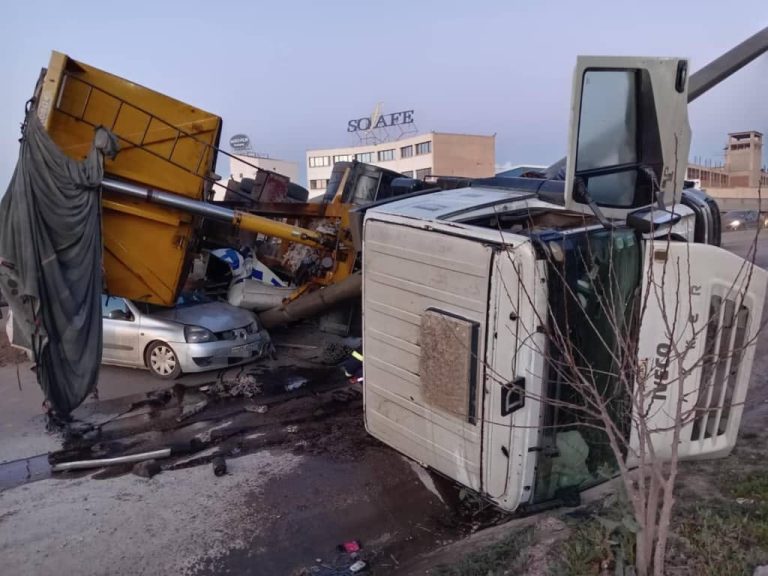 انقلاب شاحنة وسقوطها على سيارة بولاية سطيف
