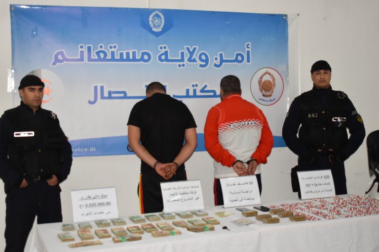 شرطة مستغانم : توقيف شخصين وحجز 747 كبسولة مهلوسة و06 صفائح من المخدرات