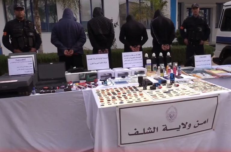 شرطة الشلف تطيح بشبكة إجرامية منظمة مختصة في تقليد الأختام وتزوير الوثائق الادارية