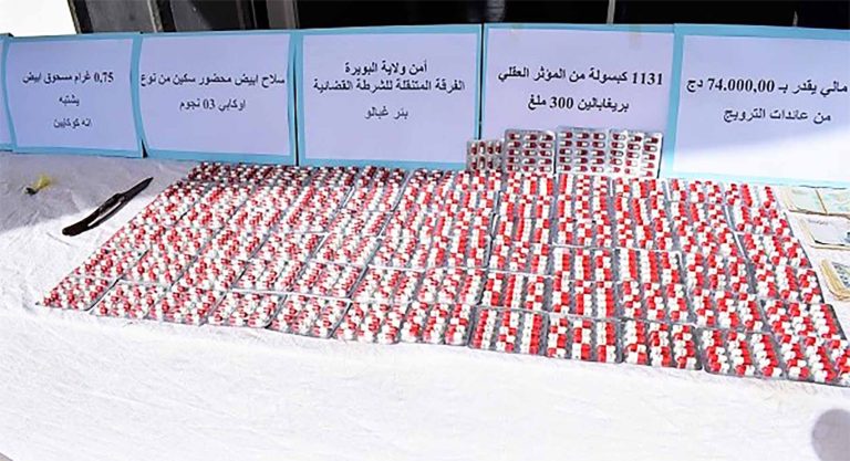 شرطة البويرة توقف شخصين وتحجز كمية من المؤثرات العقلية والمخدرات