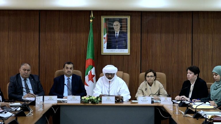 عرقاب يعرض مشروع قانون تنظيم النشاطات المنجمية