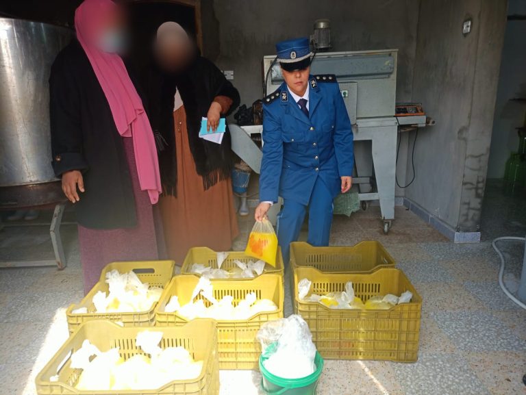 شرطة الوادي تحبط نشاط ورشة سرية لتصنيع مشروبات منكهة صناعيا موجهة للاستهلاك البشري