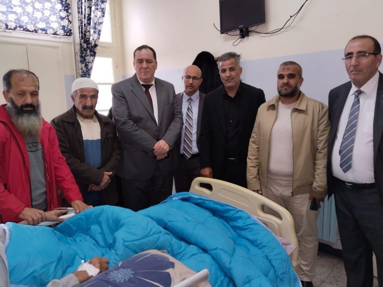 وزير الاتصال يزور الصحفي محمد لمسان المتواجد حاليا بالمستشفى