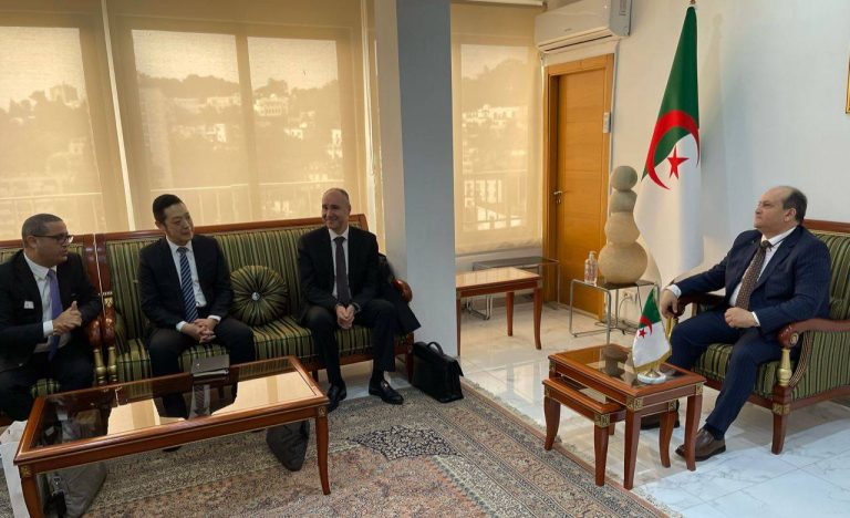 وزير الصناعة سيفي غريب يستقبل وفدا عن الشركة الصينية “جريت وول موتورز”