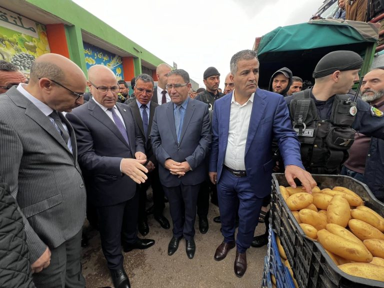 وزير التجارة الداخلية الطيب زيتوني يتفقد سوق الجملة للخضر والفواكه بتيبازة