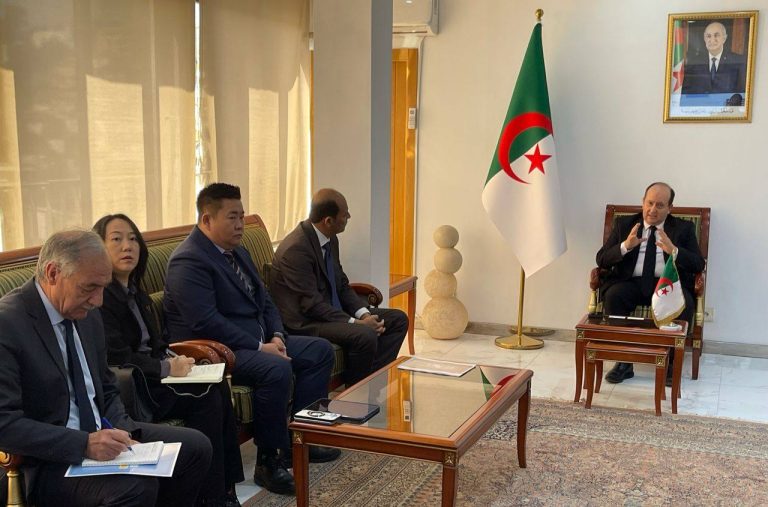 وزير الصناعة يستقبل نائب رئيس شركة “أستروويد” الأمريكية المتخصصة في صناعة الحافلات والشاحنات