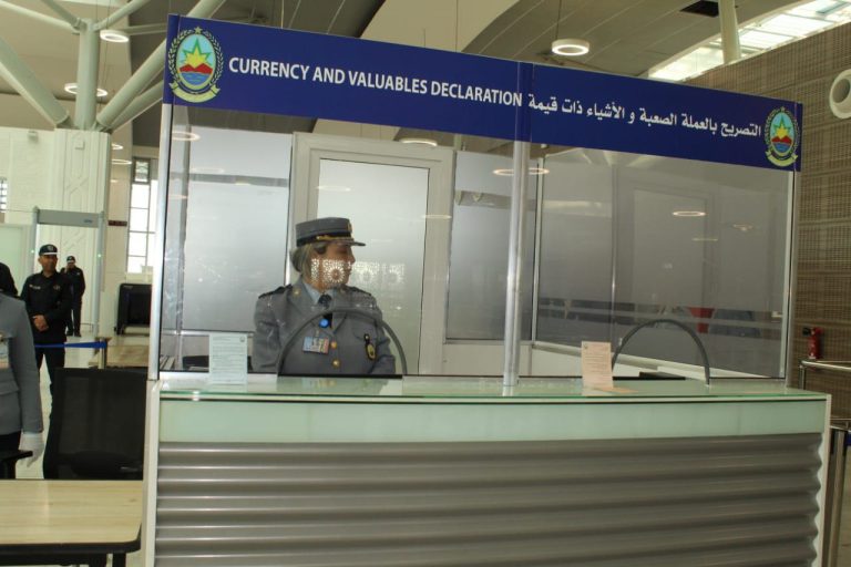 وهران : افتتاح مكاتب الصرف بمطار أحمد بن بلة والمحطة البحرية