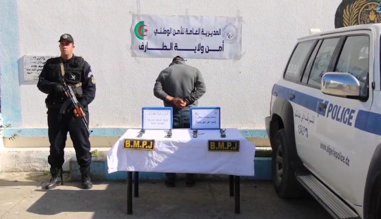 شرطة الطارف توقف شخص وتحجز 08 صواعق كهربائية أجنبية المنشأ