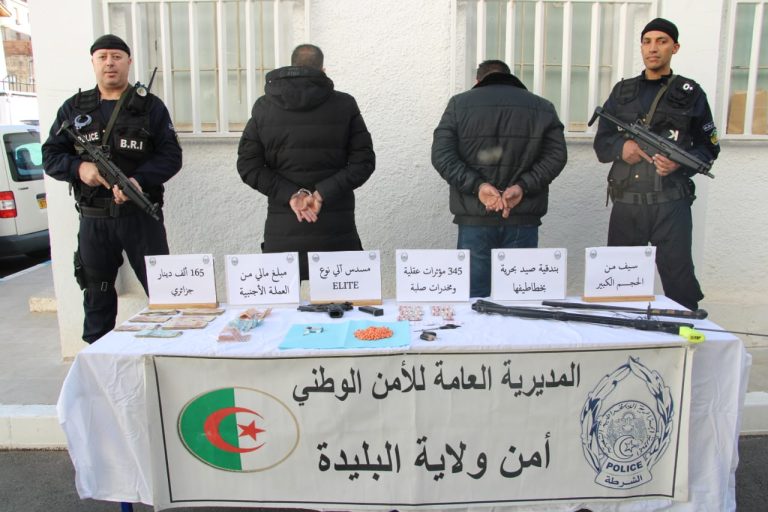 شرطة البليدة توقف 06 أشخاص وتضبط مسدس من الصنف السابع وكميات من المخدرات والأسلحة البيضاء