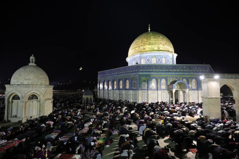 أكثر من 80 ألف فلسطيني يؤدون صلاتي العشاء والتراويح بالمسجد الأقصى