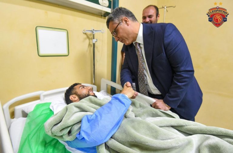 سفير الجزائر بمصر يطمئن على صحة اللاعب أحمد قندوسي بعد تعرضه لإصابة