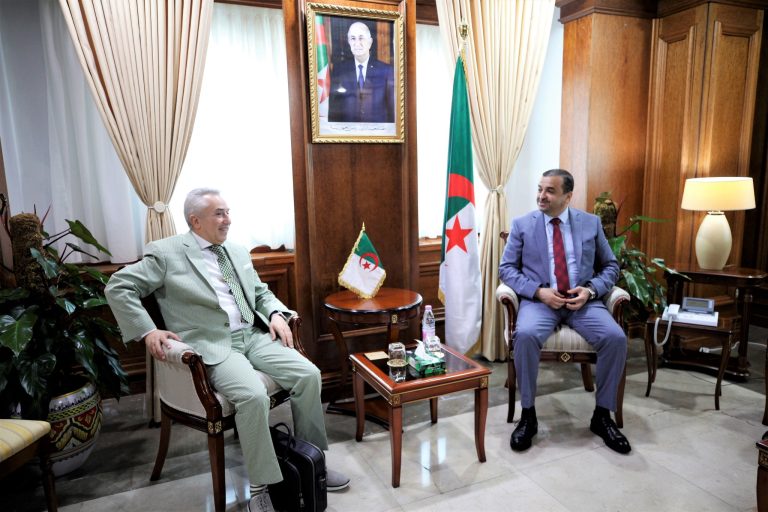 وزير الطاقة محمد عرقاب يستقبل البروفيسور الجزائري كريم زغيب