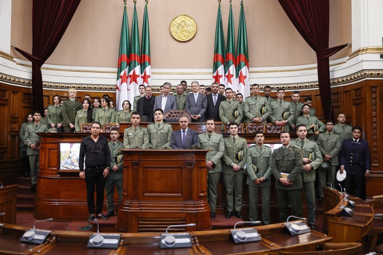 مجموعة من الضباط المتربصين بالمدرسة العليا العسكرية للإعلام والاتصال بالناحية العسكرية الأولى في زيارة لمجلس الأمة