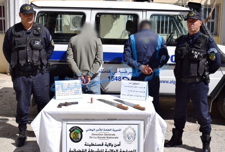 شرطة قسنطينة توقف شخصين وتحجز سلاح ناري تقليدي الصنع وأسلحة بيضاء