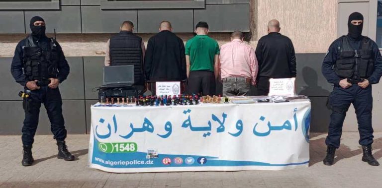 شرطة وهران تطيح بشبكة إجرامية مختصة في التزوير