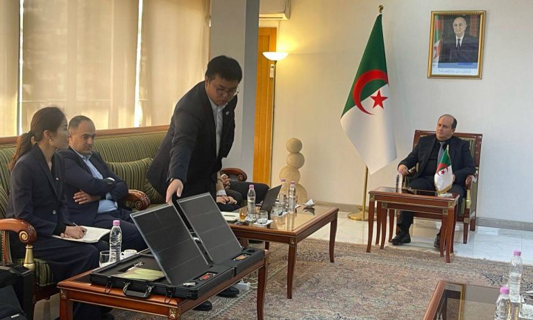 وزير الصناعة يبحث سبل توطين صناعة اللوحات الشمسية في الجزائر