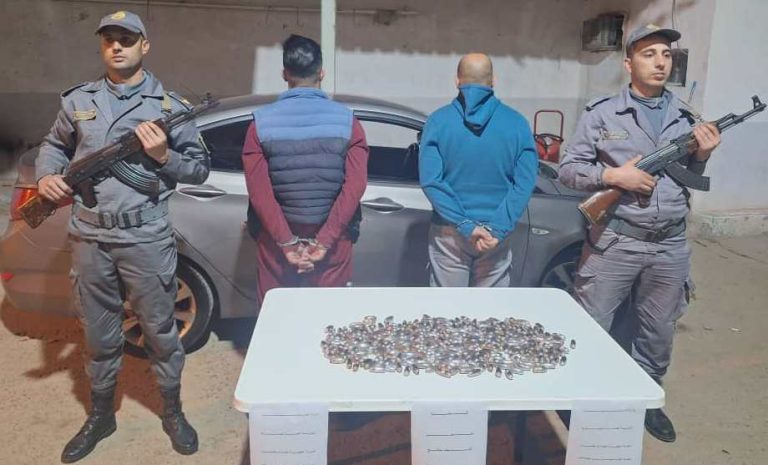 سيدي بلعباس : الجمارك توقف شخصين وتحجز أزيد من 2 كلغ من الكيف المعالج