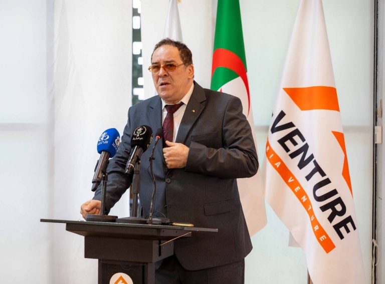 وزير الاتصال يدعو الصحفيين الرياضيين إلى الالتزام بقواعد وأخلاقيات المهنة