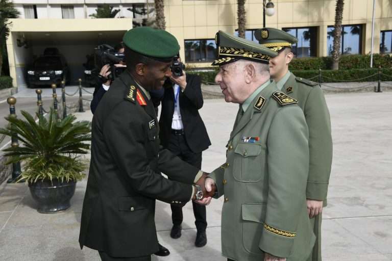 الفريق أول السعيد شنقريحة يستقبل الفريق أول مبارك موغانغا رئيس أركان الدفاع لجمهورية رواندا