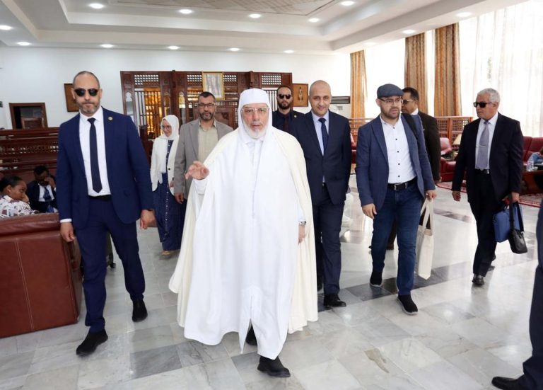 عميد جامع الجزائر في زيارة لجامعة أوكسفورد البريطانية لإلقاء محاضرة حول الأمير عبد القادر