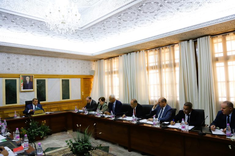 وزير العدل يشرف على تنصيب اللجنة المكلفة بمراجعة أحكام قانون الإجراءات المدنية والإدارية