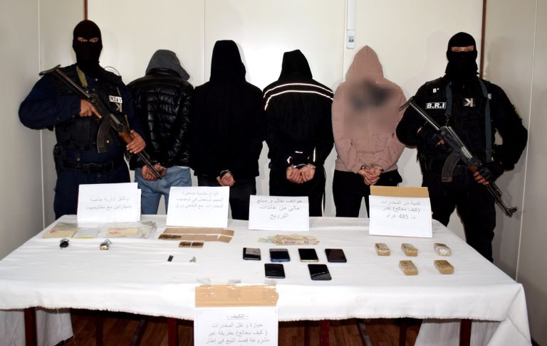 شرطة قسنطينة تفكك شبكة إجرامية وتحجز قرابة نصف كيلوغرام من الكيف المعالج