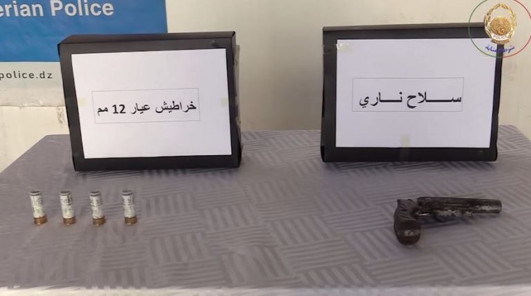 شرطة عنابة توقف شخصين وتحجز سلاح ناري من الصنف الرابع