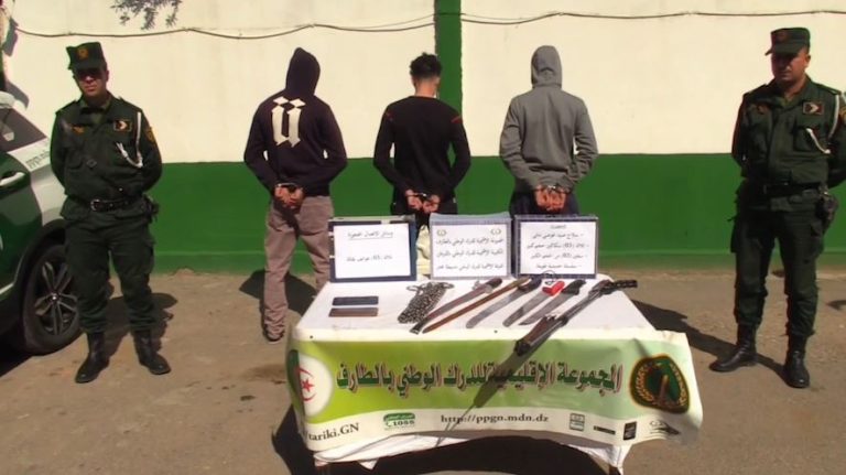 الطارف : الدرك الوطني يطيح بجماعة إجرامية بثت الرعب وسط السكان بإستعمال الأسلحة البيضاء
