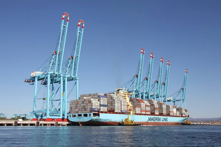 شركة “ميرسك” تعترف بنقل سفنها قطع طائرات حربية نحو الكيان الصهيوني عبر المغرب
