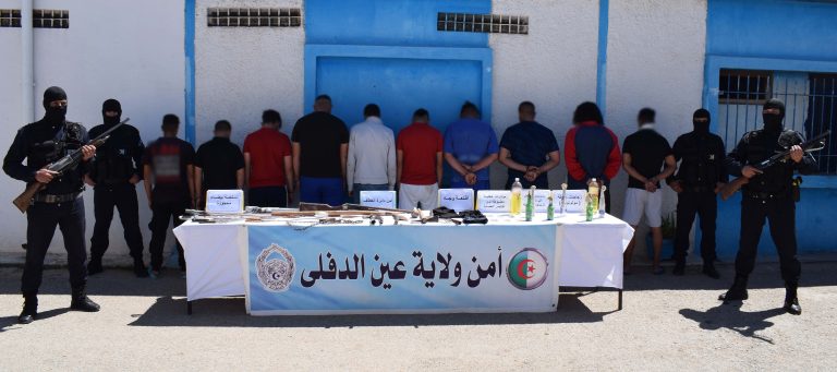 شرطة عين الدفلى تطيح بعصابة أحياء تتكون من 21 شخص وتضبط أسلحة بيضاء