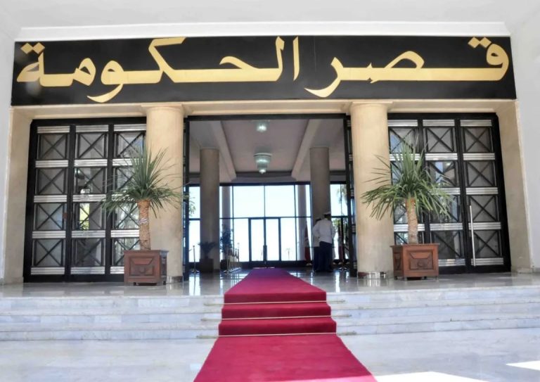 الحكومة تدرس تخفيض نسب الفائدة ودعم الاستثمار ومجانية النقل لذوي الاحتياجات الخاصة