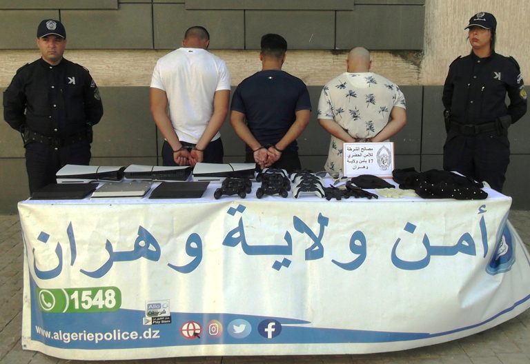 أمن وهران يطيح بعصابة سرقة من داخل محل تجاري ويسترجع كامل المسروقات