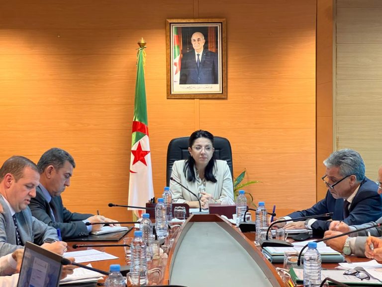 وزيرة التجارة تترأس اجتماعا حول المنصة الالكترونية لمتابعة توزيع الحليب