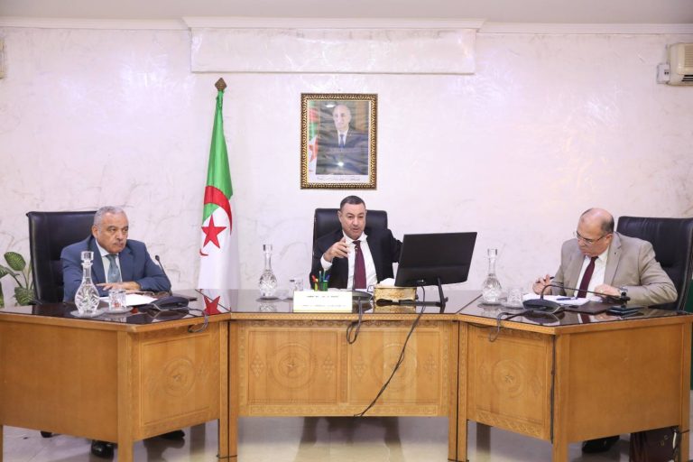 وزير الداخلية يترأس اجتماعاً تنسيقياً حول عصرنة خدمات مطار الجزائر الدولي
