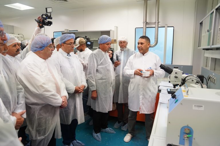 قويدري يشرف على معاينة مخابر INPHA-MIDIS بالطارف ويثمن ابتكارها في إنتاج أجهزة الاستنشاق