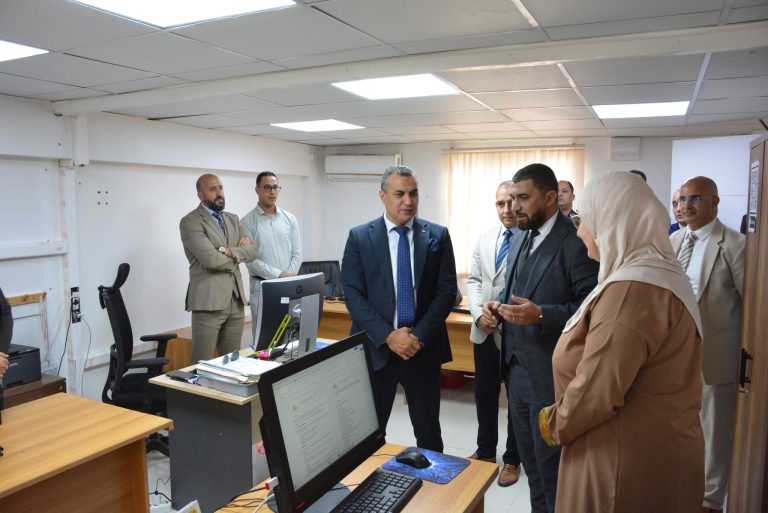 وزير البريد يتفقد شركة ساتيكوم ويشدد على دعم مشاريع التوسع