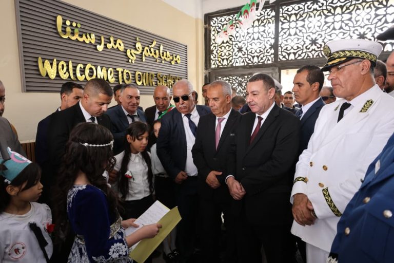 وزير الداخلية يشرف على تدشين مدرستين ابتدائيتين ووضع حجر الأساس لـ600 سكن بالنعامة