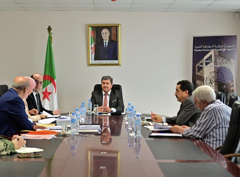 وزير الاتصال يبحث أزمة ورق الجرائد والوضع المالي لمؤسسات الطباعة