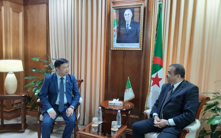 عرقاب يبحث مع شركة “جيريه” الصينية فرص تطوير صناعة النفط والغاز بالجزائر