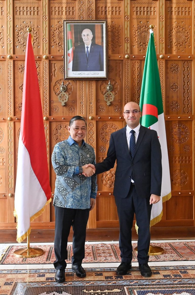 الجزائر وإندونيسيا تعززان علاقاتهما الثنائية وتؤكدان التعاون المشترك في القضايا الإقليمية والدولية