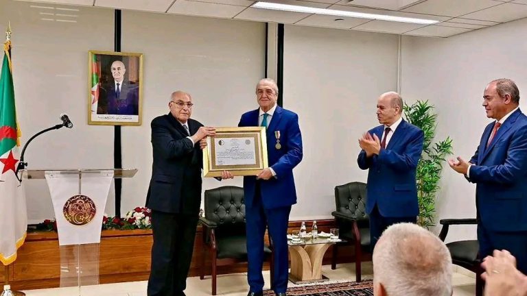 تكريم السفير عمار بن جامع بوسام الاستحقاق الوطني في نيويورك