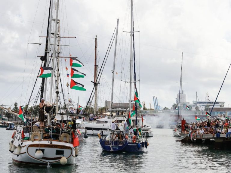 الاحتلال الصهيوني يهاجم “أسطول الحرية” في المياه الدولية المتجه إلى غزة